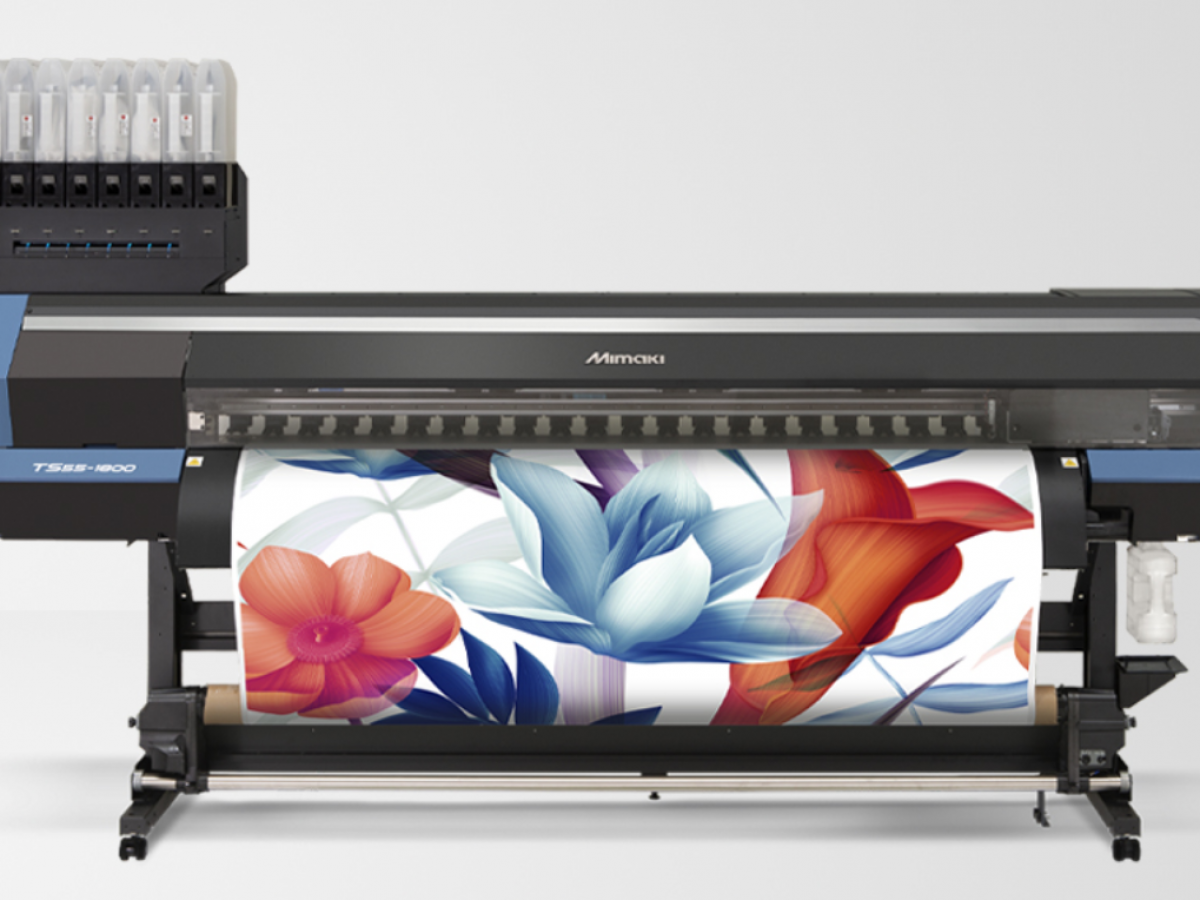 Impresora de inyección de tinta de gran formato que trabaja en papel de  vinilo en el lugar de trabajo